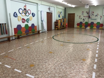 Охрана и укрепление здоровья детей, формирование привычки к здоровому образу жизни являются первостепенной задачей. Физкультурный зал учреждения оснащен необходимым спортивным оборудованием и инвентарем. Стандартное и нестандартное оборудование: гимнастические стенки, гимнастические мячи, маты, обручи, скакалки, доски с зацепами, доски ребристые позволяют развивать физические качества детей. 

Двигательная активность, основанная на использовании природных факторов и обеспечивающая связь и всестороннее взаимодействие детского организма с внешней средой существования является одним из эффективных факторов в укреплении детского организма. Поэтому воспитанники старшего дошкольного возраста приобщаются к здоровому образу жизни посредством лыжной подготовки. Для этого учреждение снабжено лыжными, лыжными парками, лыжными ботинками с автоматическим креплением.

А для гармонизации работы всех отделов мозга, укрепления межполушарного взаимодействия, формирования новых нейронных связей, активации навыков концентрации внимания, тренировки панорамного зрения активно используются нейротренажёры.