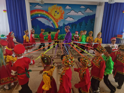 Музыкальный зал используется для проведения музыкальных занятий, праздников, развлечений и совместных с родителями мероприятий.

Музыкальный зал находится на втором этаже, удовлетворяет требованиям технической эстетики, санитарно-гигиеническим и психологическим требованиям. В зале поддерживается необходимый температурный режим. Большое внимание уделяется оформлению зала, особенно во время проведения праздничных утренников. 

Широкий ассортимент музыкальных инструментов, представленных в музыкальном зале обогащает музыкальные впечатления дошкольников и делает их более эмоциональнее. Знакомство воспитанников с музыкой начинается с шумовых музыкальных инструментов. Это маракасы, шейкеры и трещотки, которые способствуют появлению чувства ритма и создают основы для музыкального развития. Ударные инструменты, используемые на музыкальных занятиях вызывают положительные эмоции у воспитанников. Для их эксплуатации используются палочки как с резиновыми, так и с деревянными наконечниками. 

В музыкальном зале имеются инструменты, составляющие основу оркестра Орфа – мелодичные ударные инструменты с металлическими и деревянными пластинками. Инструменты изготовлены из высококачественных материалов.  Они обладают красивым, мягким, округлым звуком.  