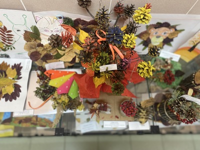 В нашем детском саду царила по-настоящему творческая и уютная осенняя атмосфера. Завершилась яркая выставка детско-родительского творчества «Золотая осень», которая подарила всем участникам и зрителям море положительных эмоций. Целую неделю холл был украшен удивительными поделками, созданными руками детей и их родителей. Кажется, сама волшебница-Осень вдохновила наших мастеров на создание этих шедевров! Для своих работ семьи использовали самый щедрый материал — дары осенней природы: яркие листья, еловые шишки, причудливые веточки, ягоды, фрукты, овощи. На выставке можно было увидеть целую сказку: забавных ежиков, веселых лесных человечков, сказочных героев. Традиционные осенние букеты и оригинальные картины из листьев соседствовали с целыми сюжетными композициями, которые поражали своей фантазией и тонкостью исполнения. Выражаем огромную благодарность всем семьям, кто нашел время для совместного творчества, и нашим воспитанникам за их неуемную фантазию и старание! Такие мероприятия не только украшают наш сад, но и учат детей видеть красоту в каждом времени года, ценить совместный труд и создавать что-то прекрасное своими руками.