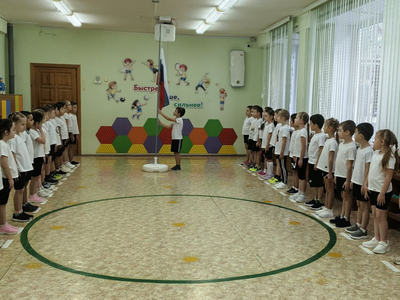 С 1 сентября 2024 года в образовательных организациях происходит еженедельное поднятие и спуск Государственного флага Российской Федерации. Поднятие, как правило, осуществляется в первый день каждой недели перед первым занятием, спуск - в конце учебной недели.

Теперь по понедельникам в спортивном зале дошкольного учреждения проходит церемония поднятия флага Российской Федерации. В данном мероприятии участвуют воспитанники старшего дошкольного возраста. Под Государственный Гимн Российской Федерации участники церемонии слушают стоя по стойке «Смирно», повернув головы в сторону флага.

Данное мероприятие, на котором чествуются успехи и достижения наших воспитанников, стало отличной традицией детского сада, являющейся и важной частью патриотического воспитания наших дошкольников.