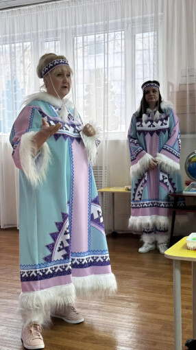 Ведущие в костюмах ханты