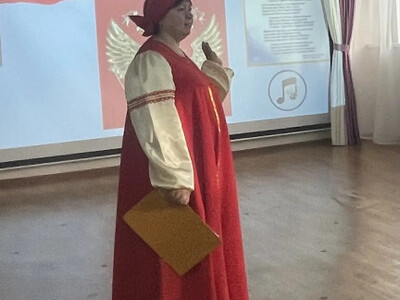 Ведущая в русском народном костюме