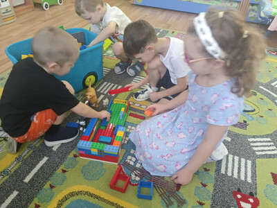 Воспитанники изготавливают постройку из конструктора 