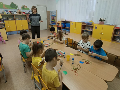 Воспитанники группы "Красная шапочка" за работой