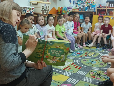 Работник библиотеки читает книгу