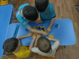 Дети складывают пазл "Символы Югры"