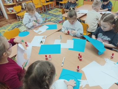 Ребята вырезают детали для аппликации