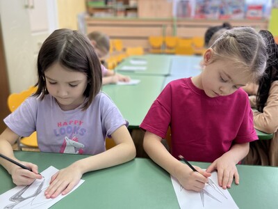 Девочки обводят шаблон ласточки