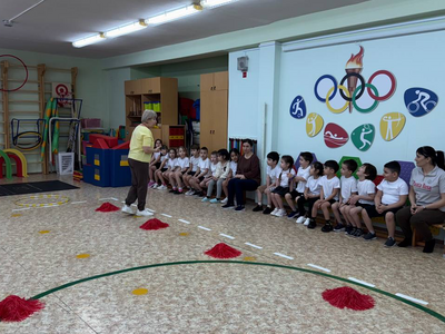 Воспитанники и родители слушают инструкции к игре 