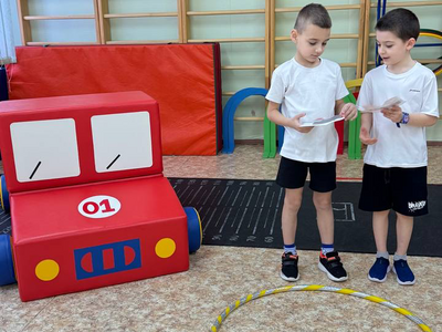 Воспитанники около модуля "Пожарная машина"