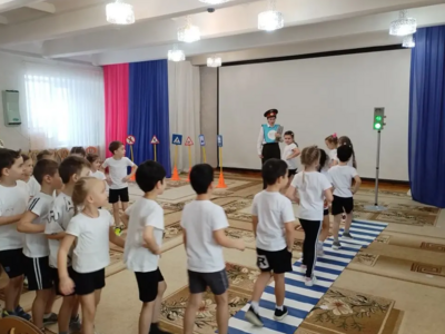 Дети отрабатывают навыки безопасного перехода дороги на регулируемом пешеходном переходе