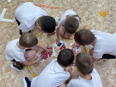 Воспитанники собирают разрезную пожарную машинку