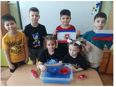 Дети запускают кораблики