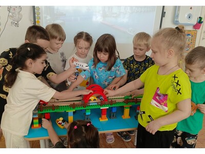 Дети строят крымский мост