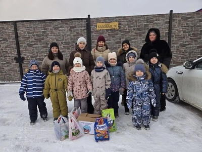 Воспитанники с родителями у центра помощи бездомным животным "Переправа"