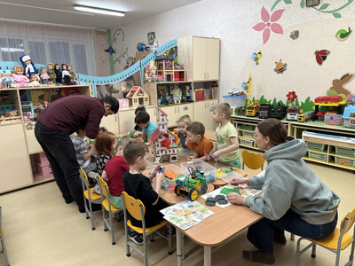 Дети и взрослые за столом