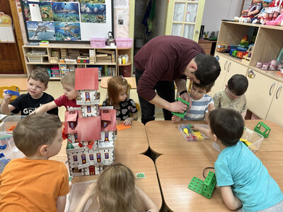 Папа помогает ребёнку