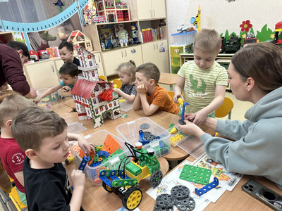 Дети совместно с родителями конструируют