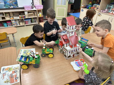 Дети строят дом